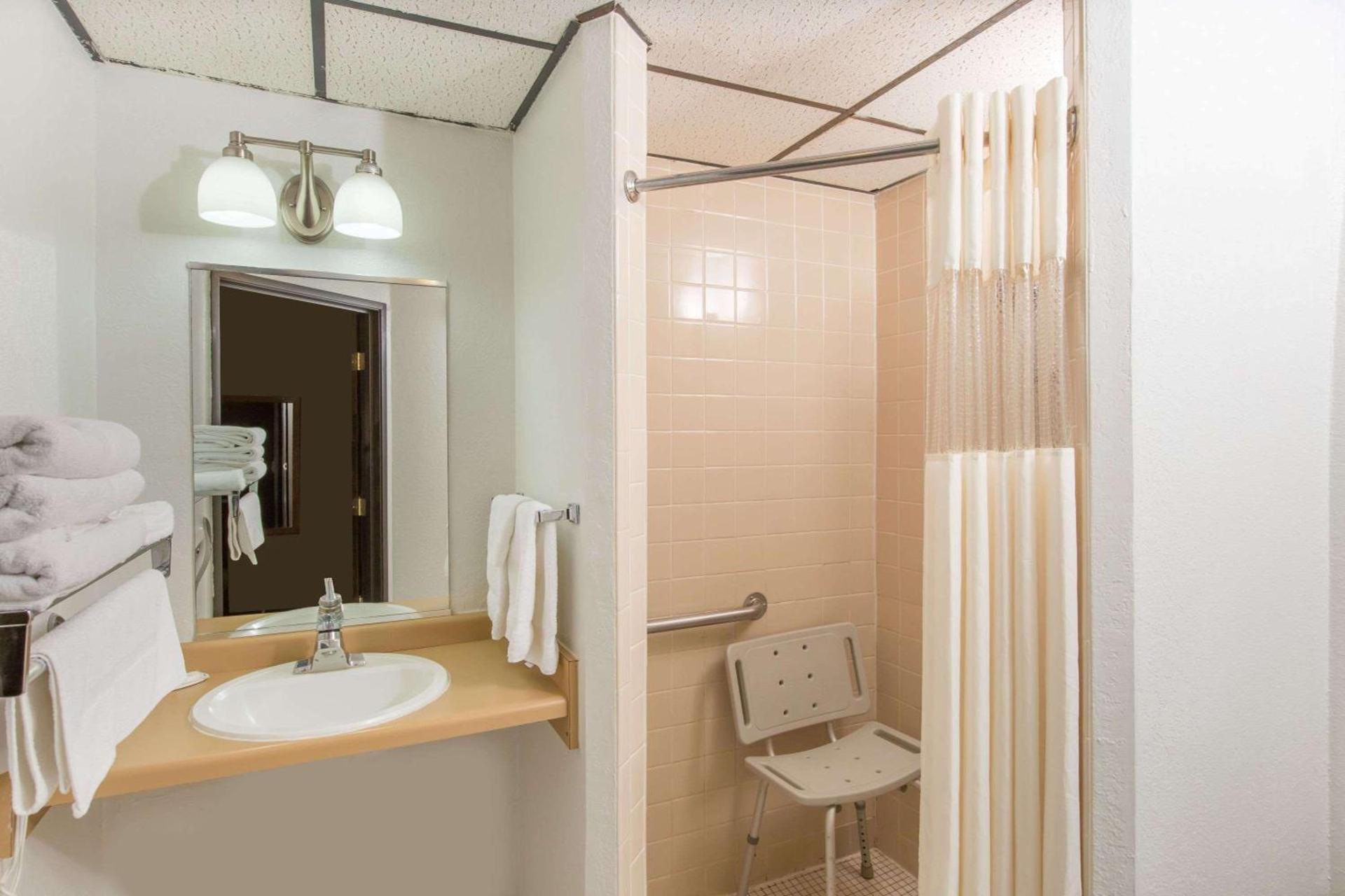 Days Inn by Wyndham Pierre photo 10