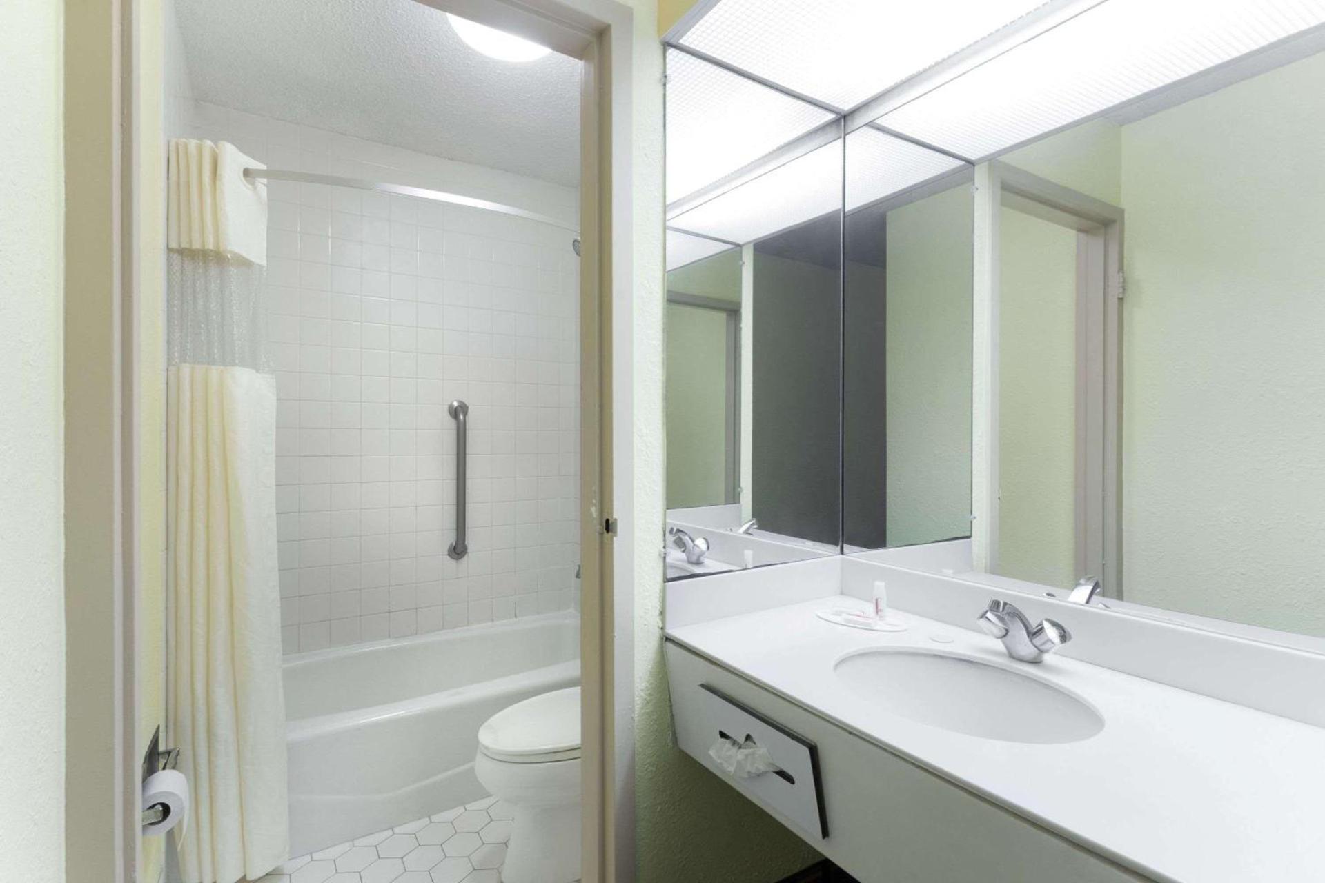 Days Inn by Wyndham Savannah Airport photo 11