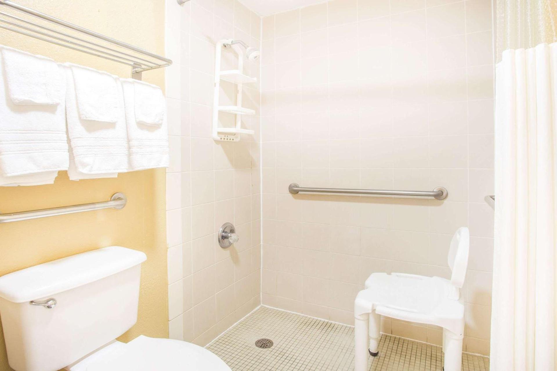 Days Inn by Wyndham Athens photo 3