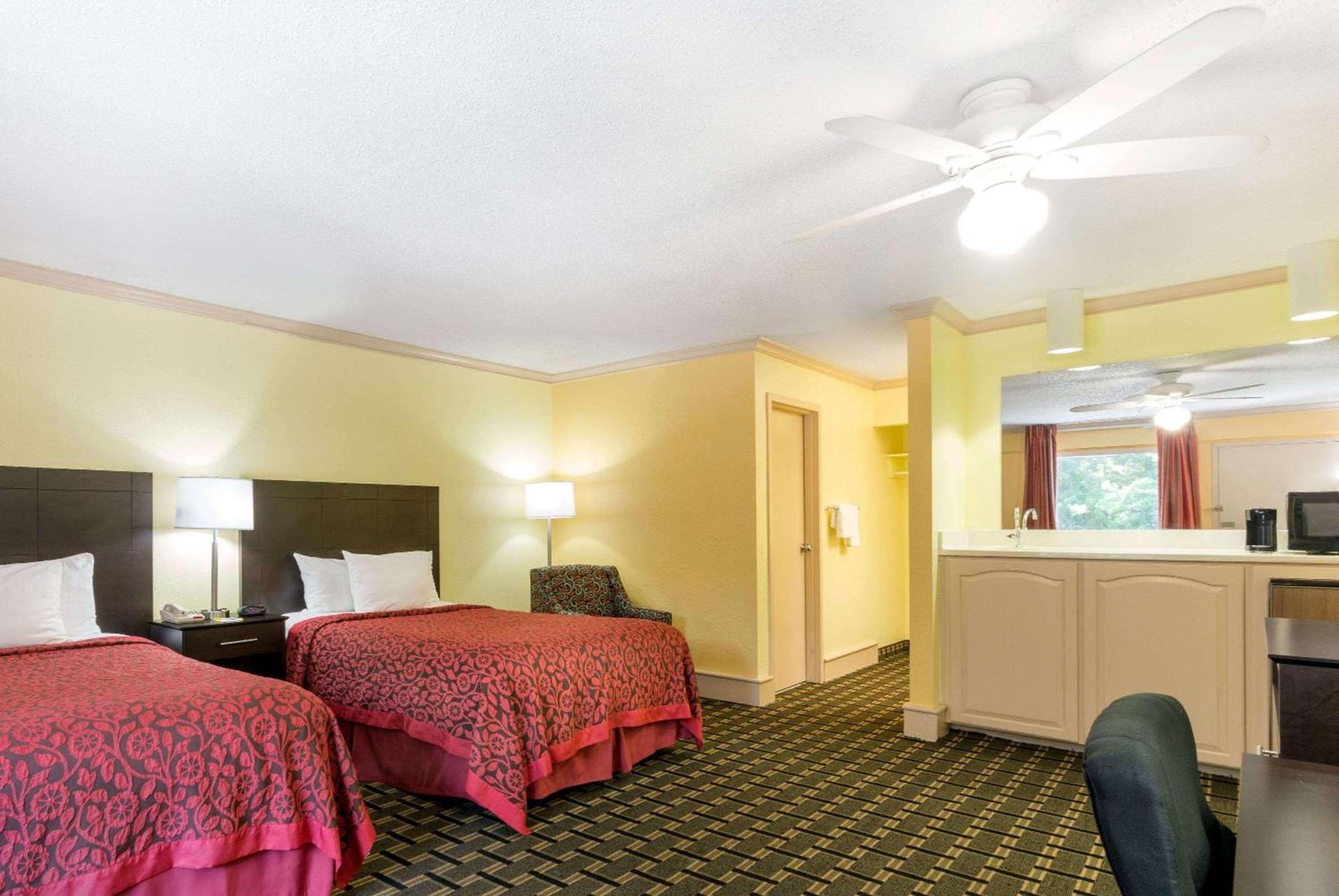 Days Inn by Wyndham Savannah Airport photo 8