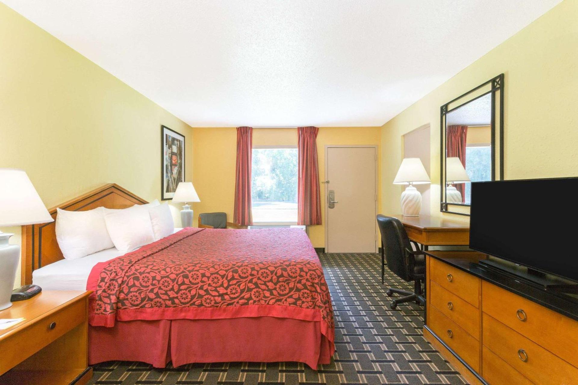 Days Inn by Wyndham Savannah Airport photo 10