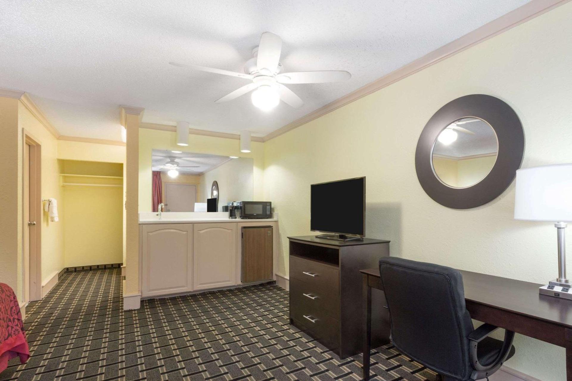 Days Inn by Wyndham Savannah Airport photo 14