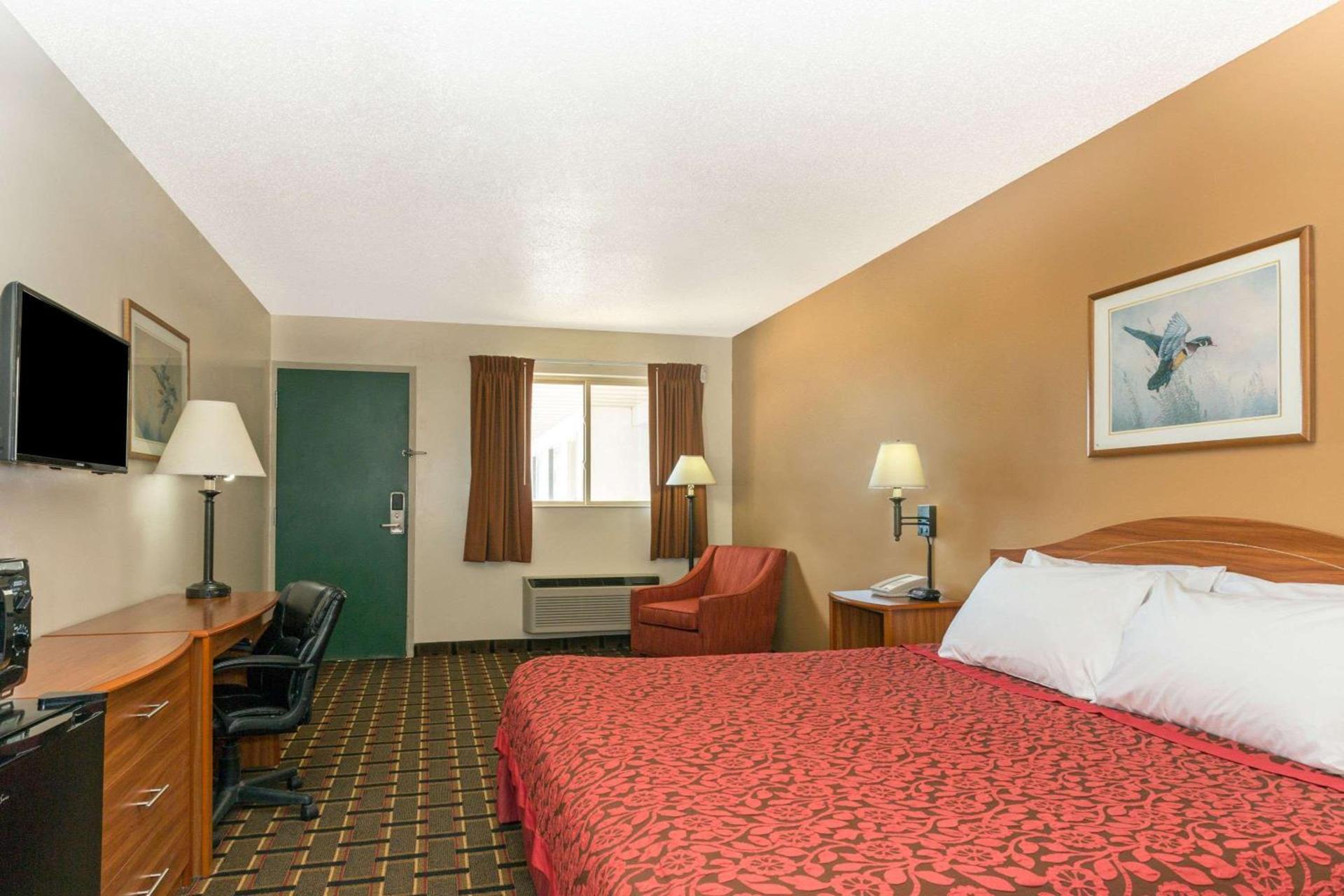 Days Inn by Wyndham Paxton photo 9