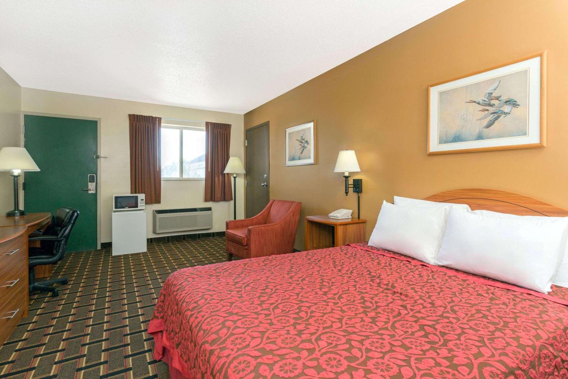 Days Inn by Wyndham Paxton photo 8