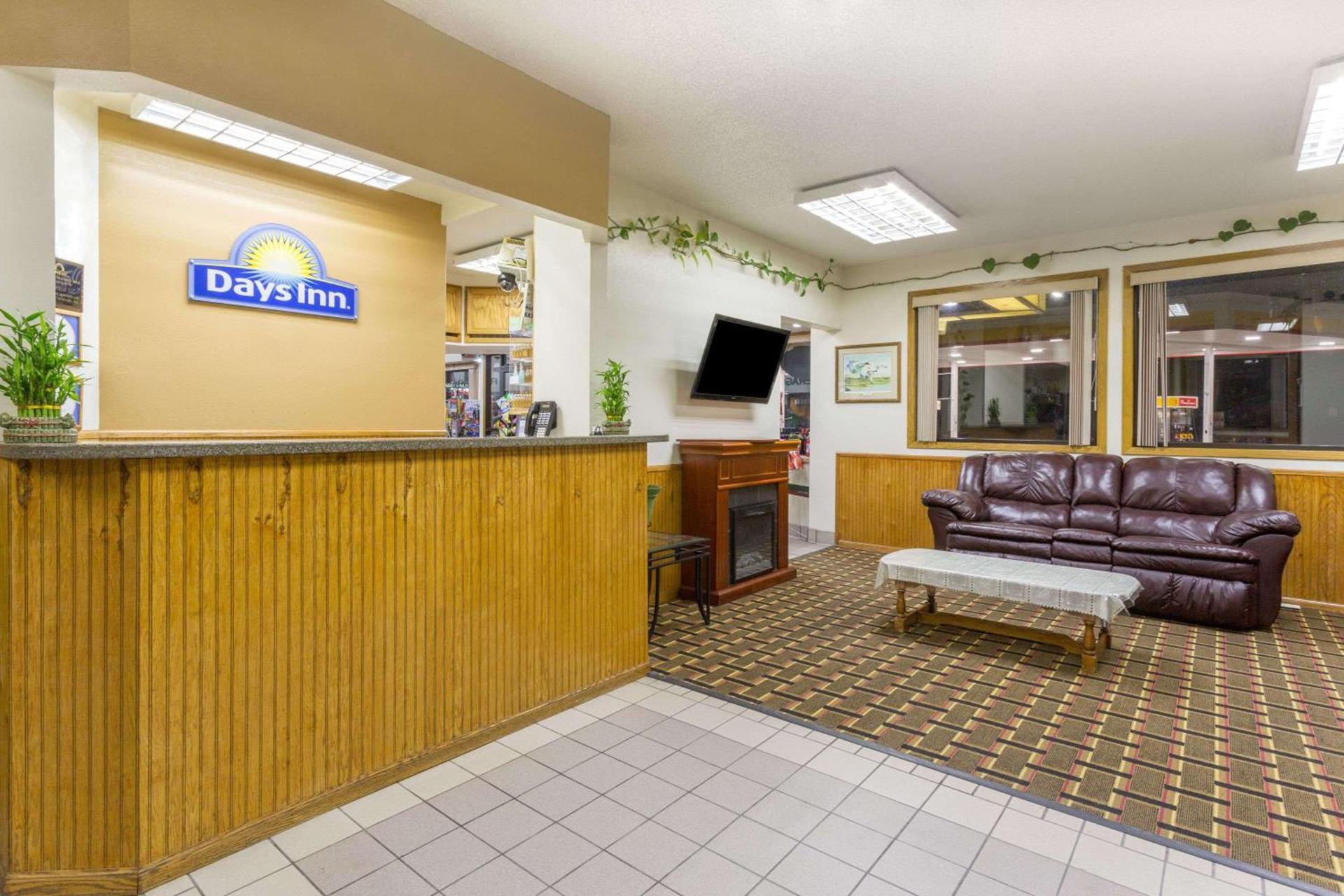 Days Inn by Wyndham Paxton photo 2