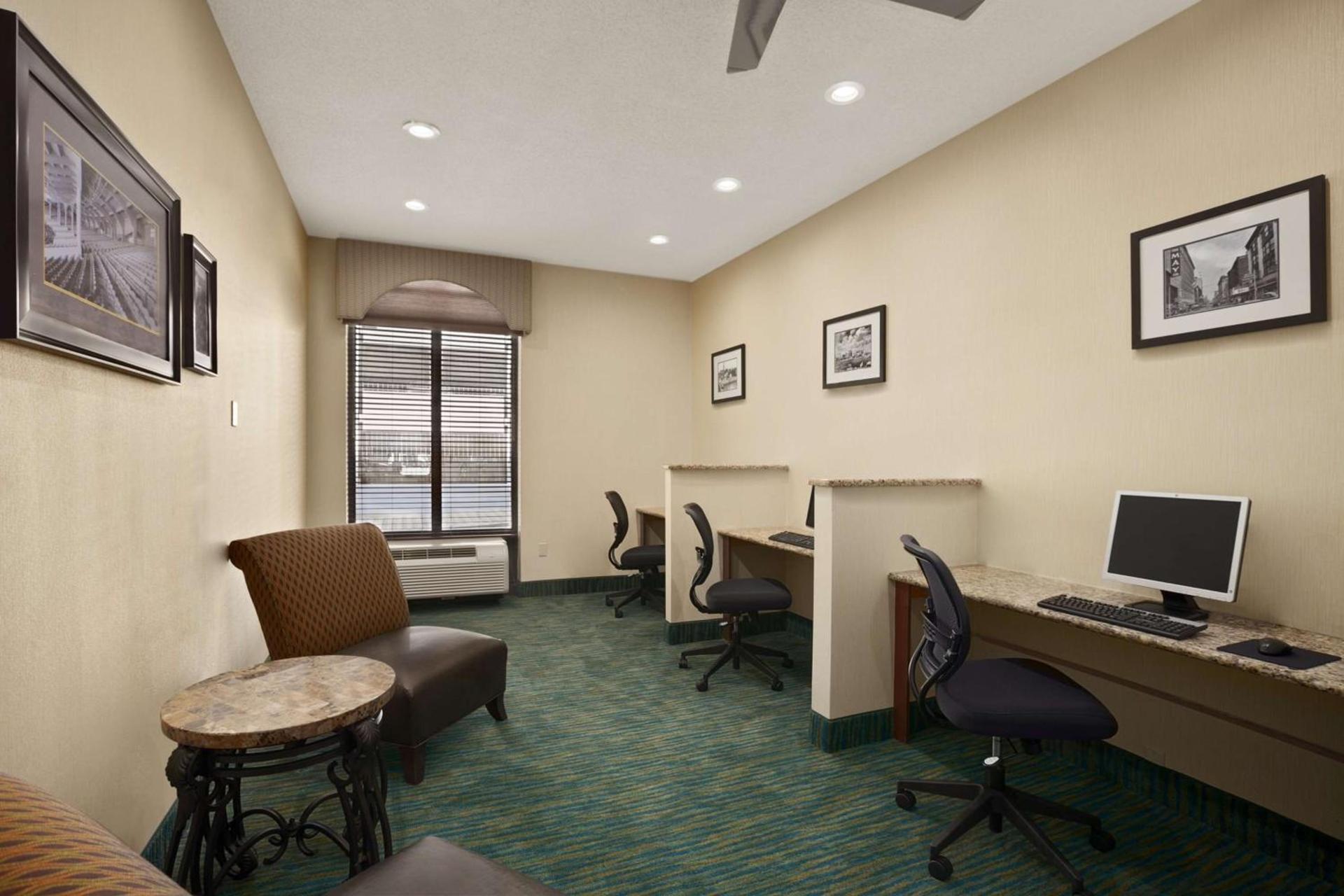 Days Inn by Wyndham Baltimore Inner Harbor photo 31
