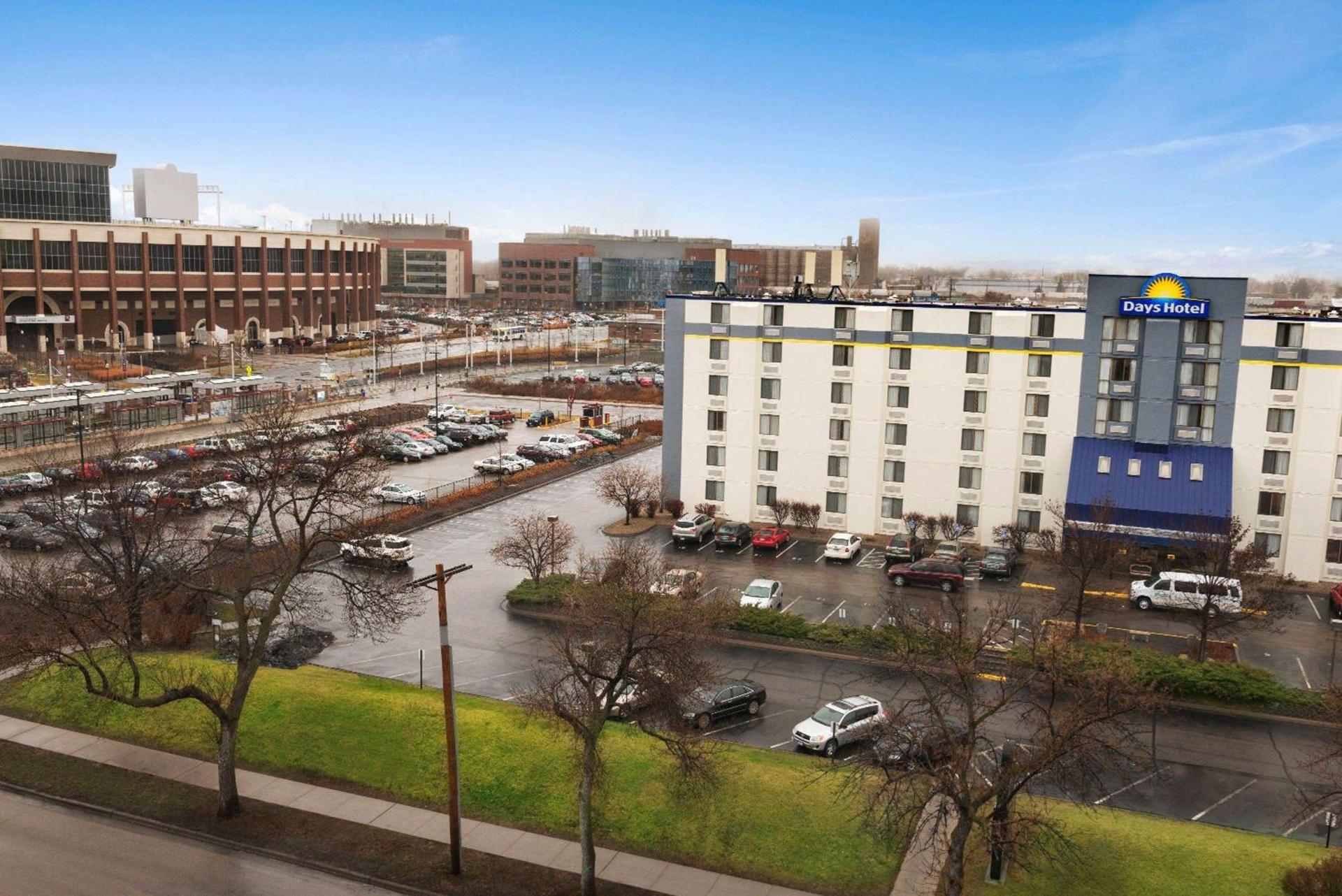 Days Hotel by Wyndham University Ave SE photo 19