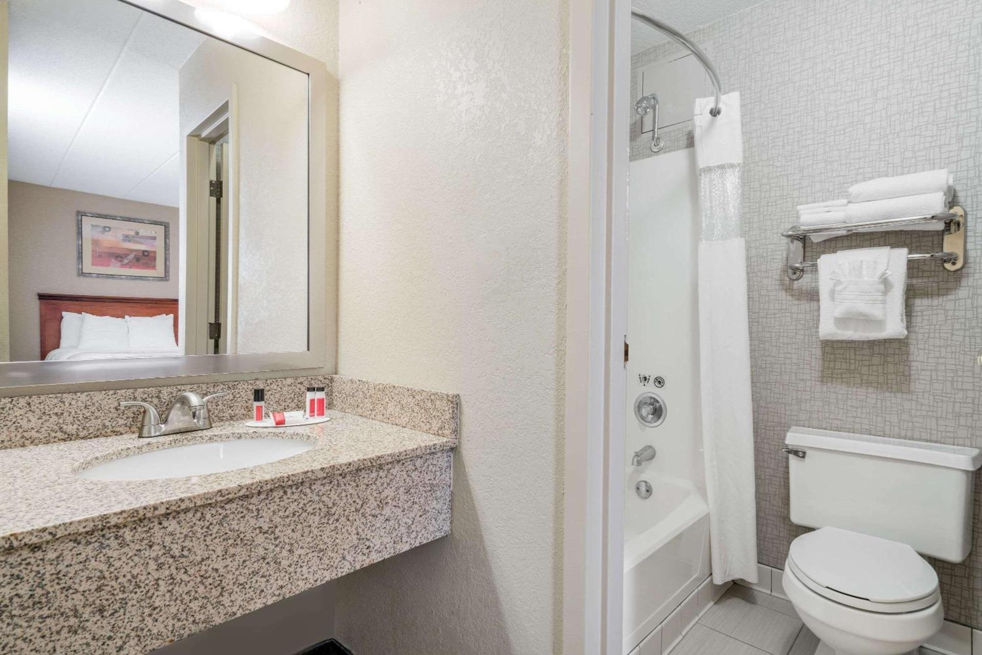 Days Hotel by Wyndham University Ave SE photo 23