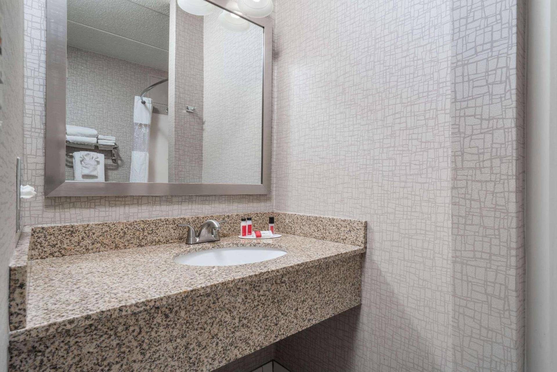 Days Hotel by Wyndham University Ave SE photo 18