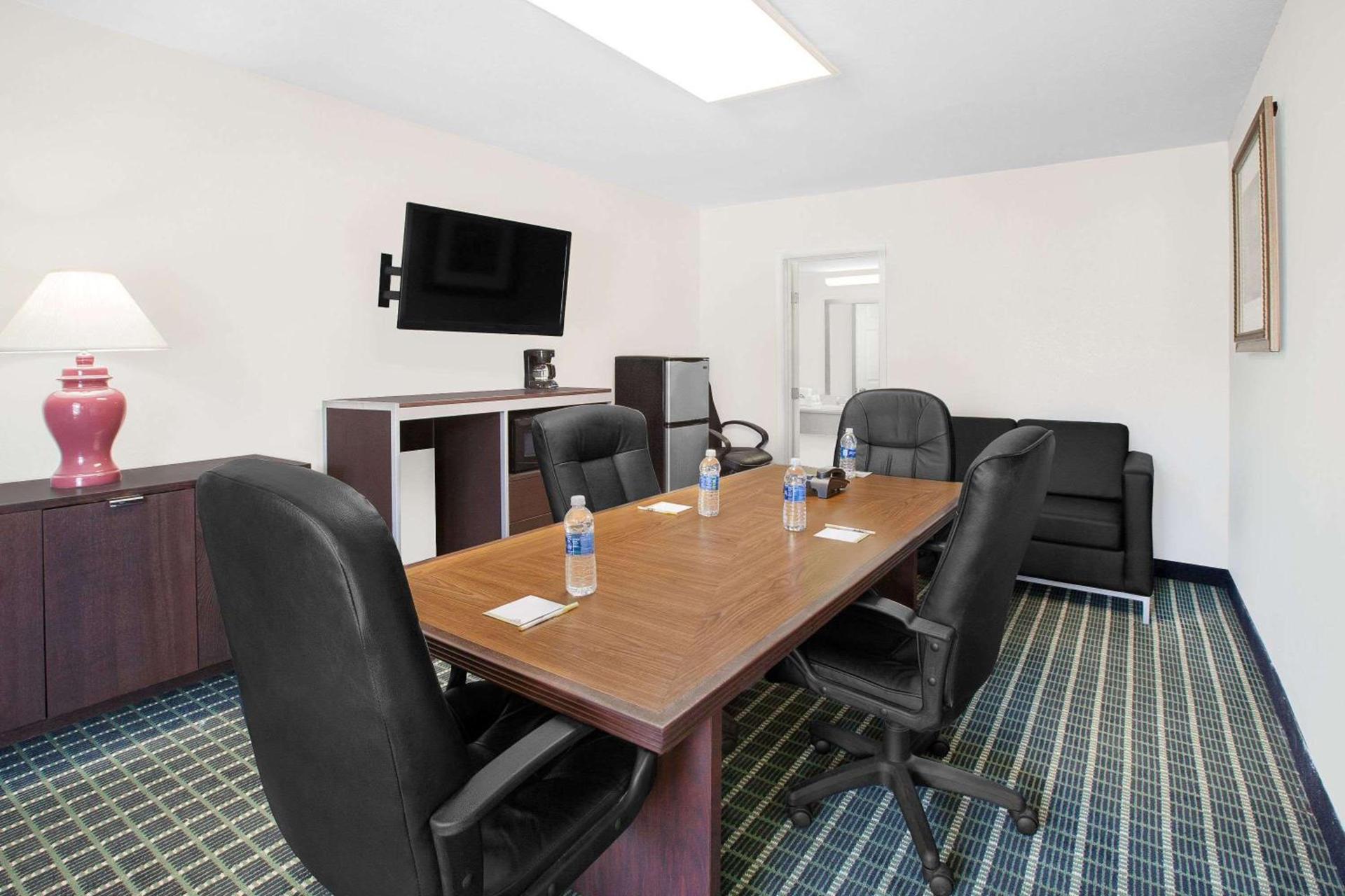 Days Inn by Wyndham Market Center Dallas Love Field photo 16