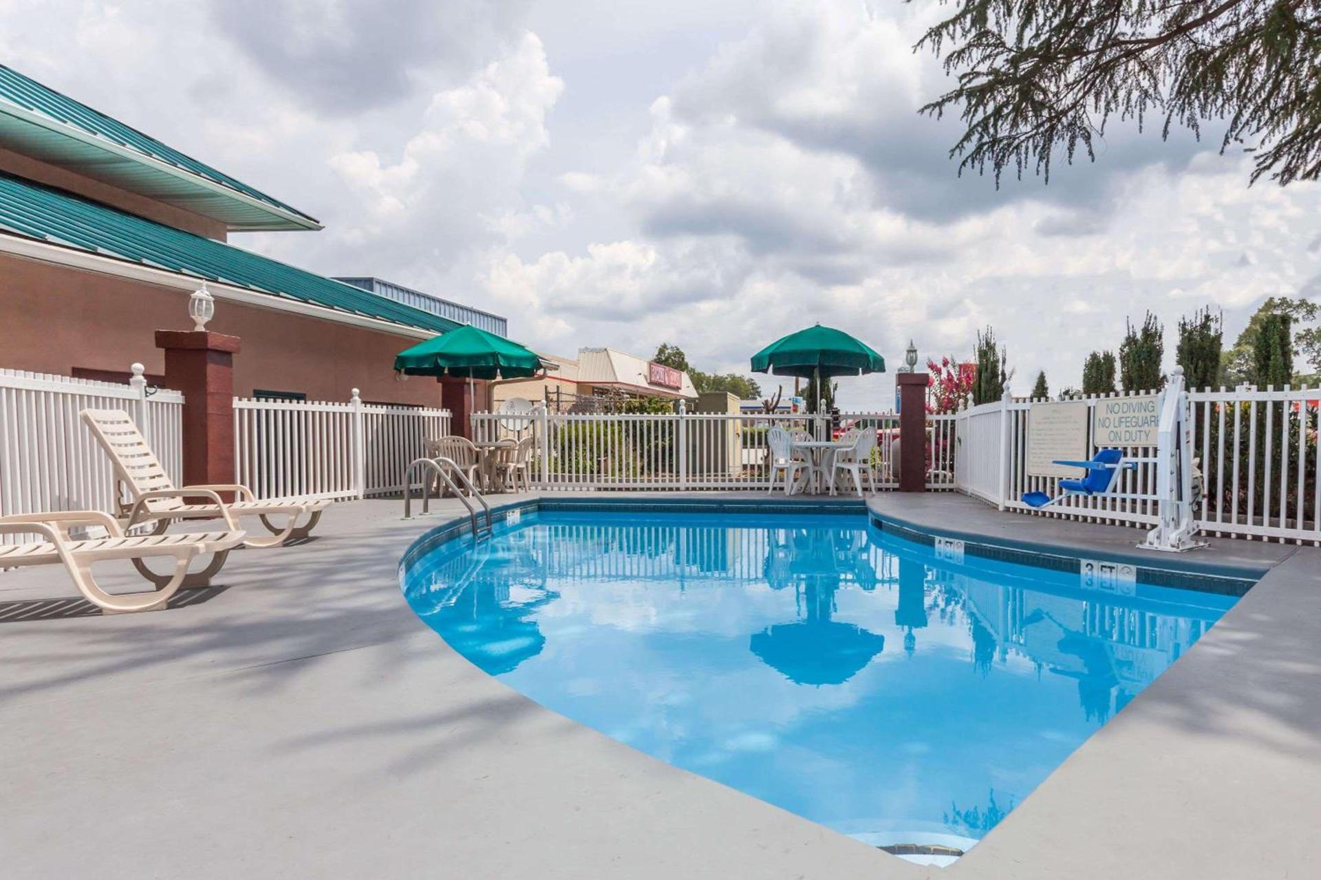 Days Inn by Wyndham Jackson photo 10