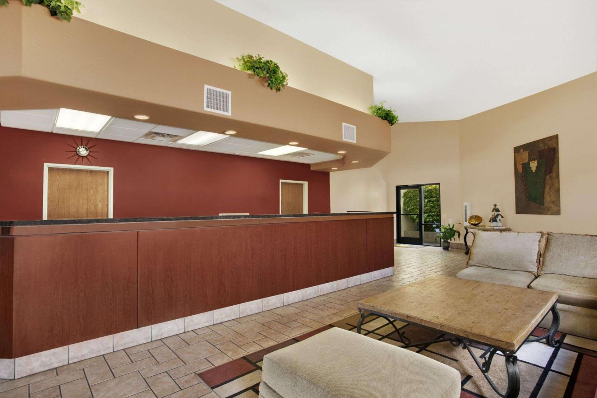 Days Inn by Wyndham Globe photo 5