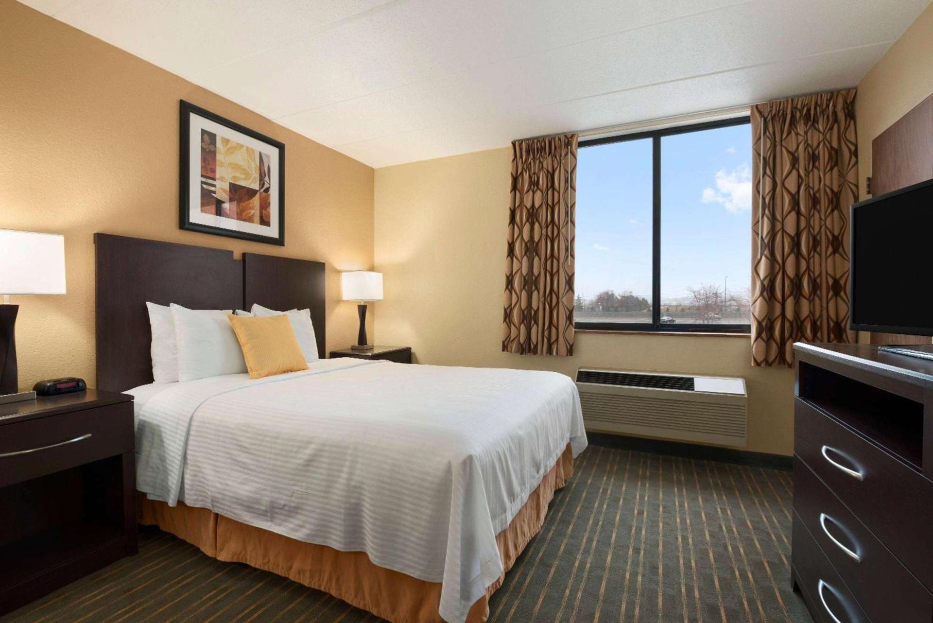 Days Hotel by Wyndham University Ave SE photo 12
