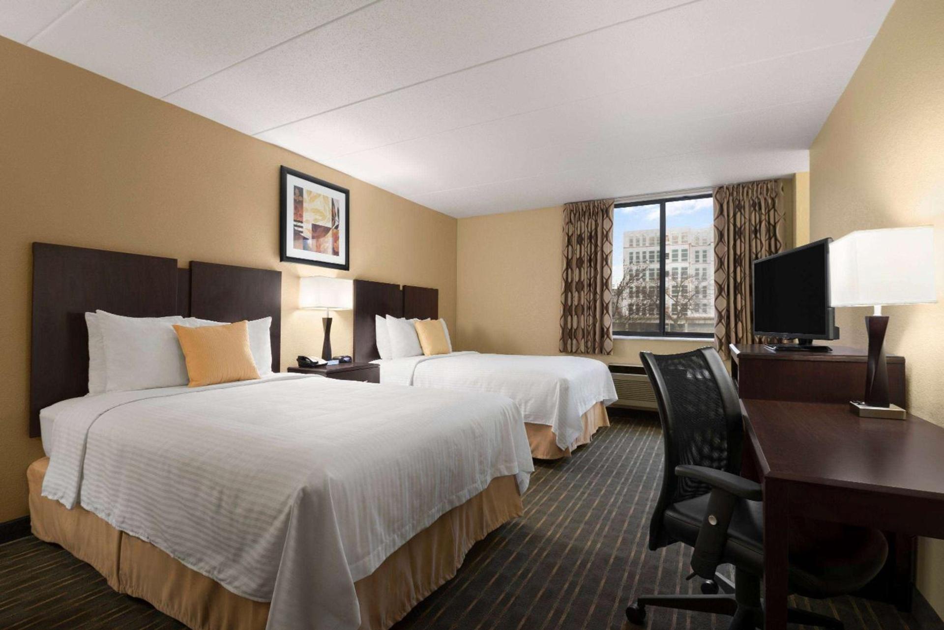 Days Hotel by Wyndham University Ave SE photo 3