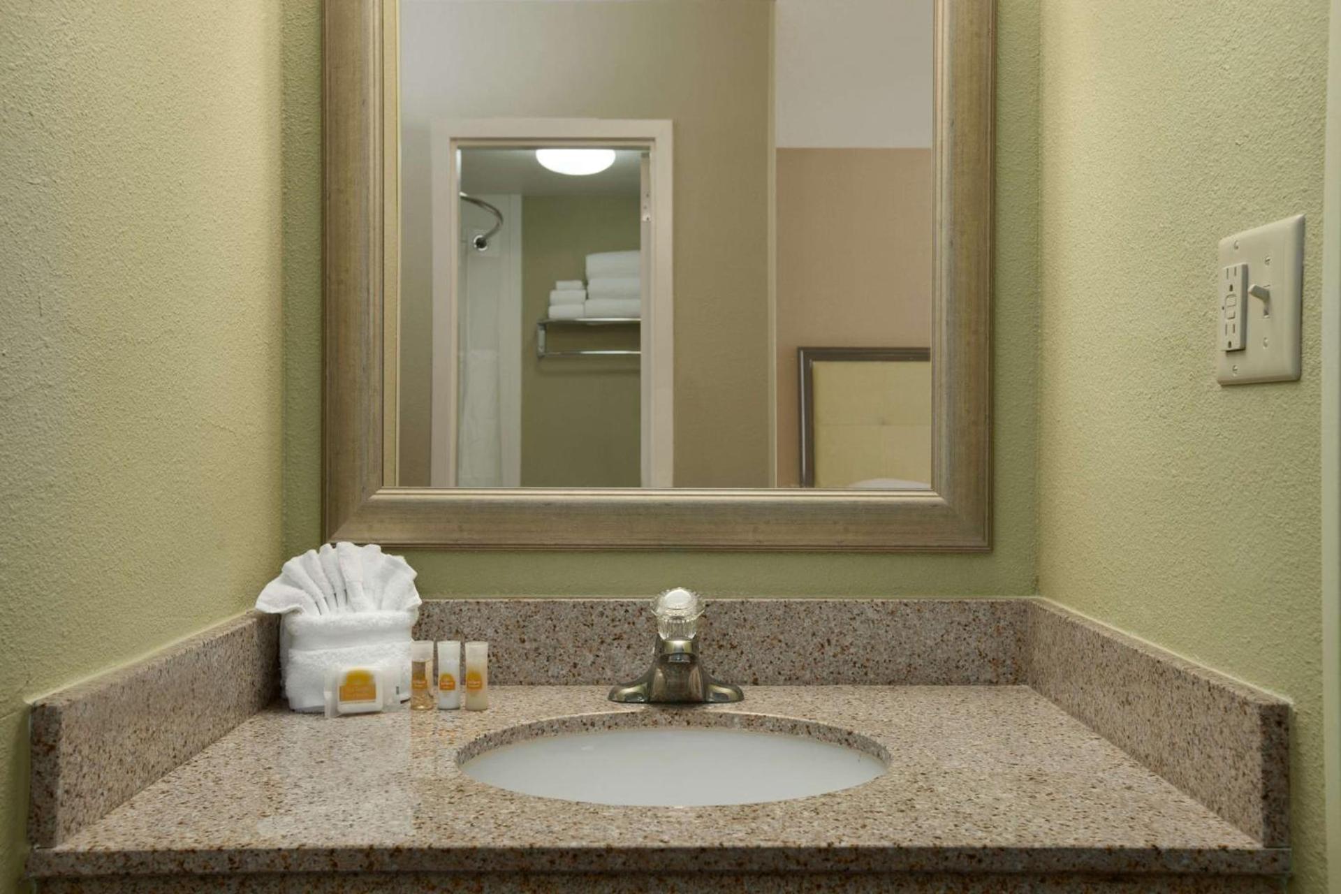 Days Inn by Wyndham Baltimore Inner Harbor photo 18