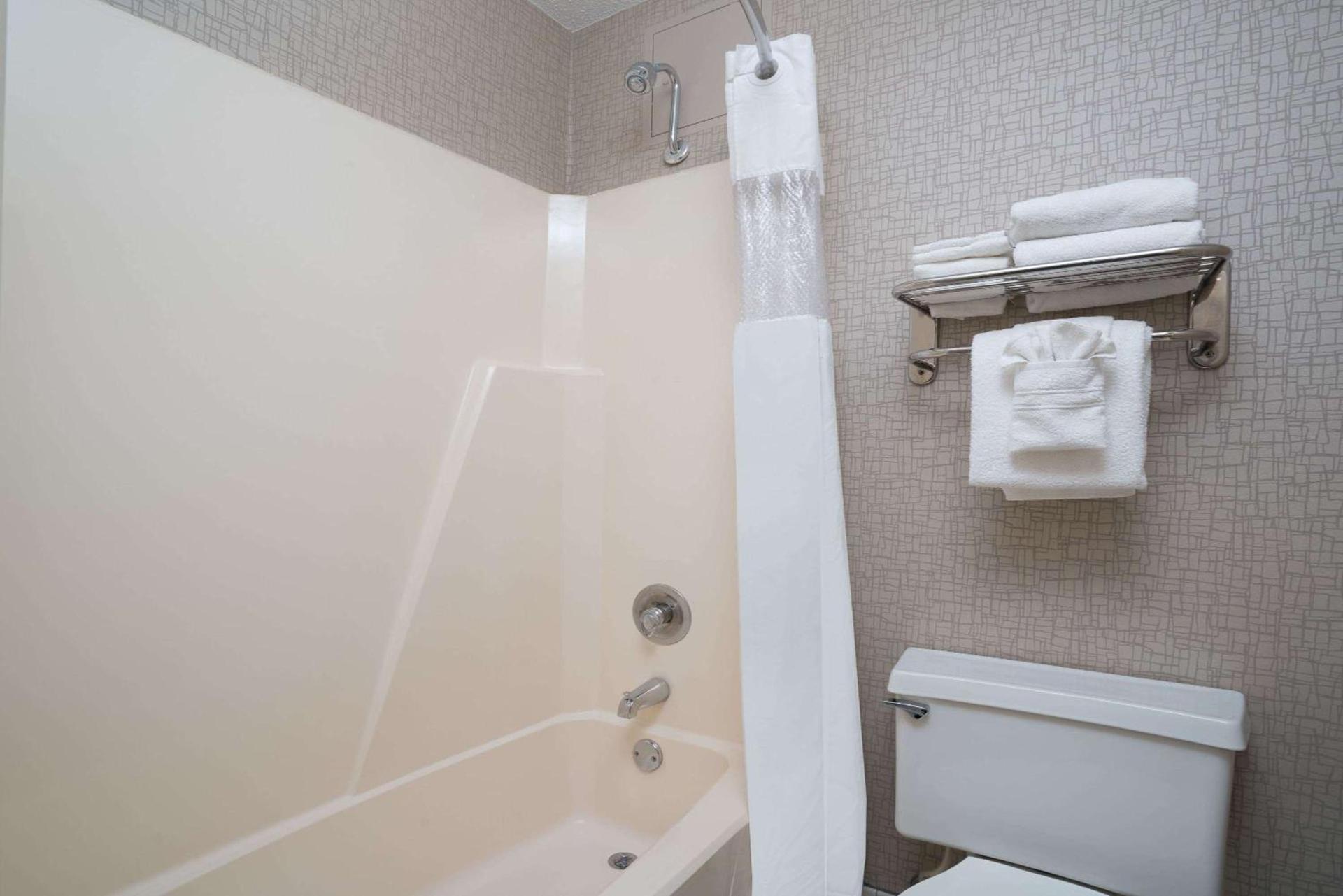 Days Hotel by Wyndham University Ave SE photo 8