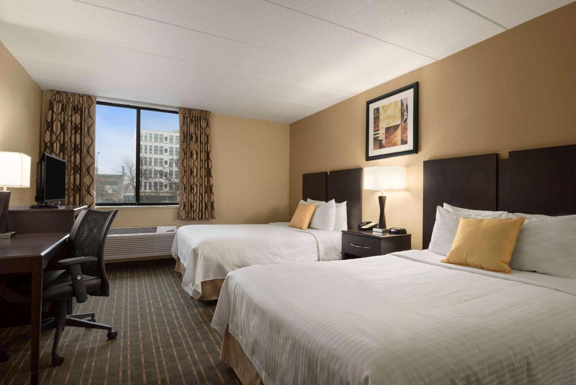 Days Hotel by Wyndham University Ave SE photo 2