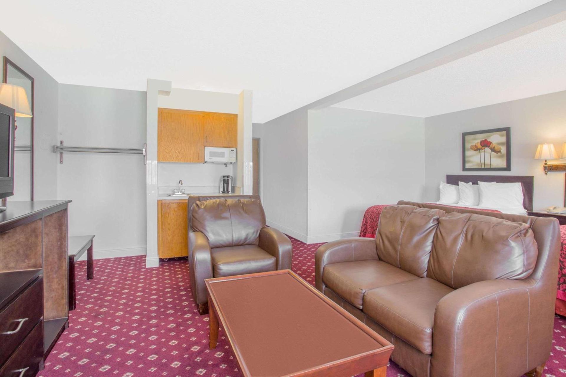 Days Inn by Wyndham Lake Village photo 14