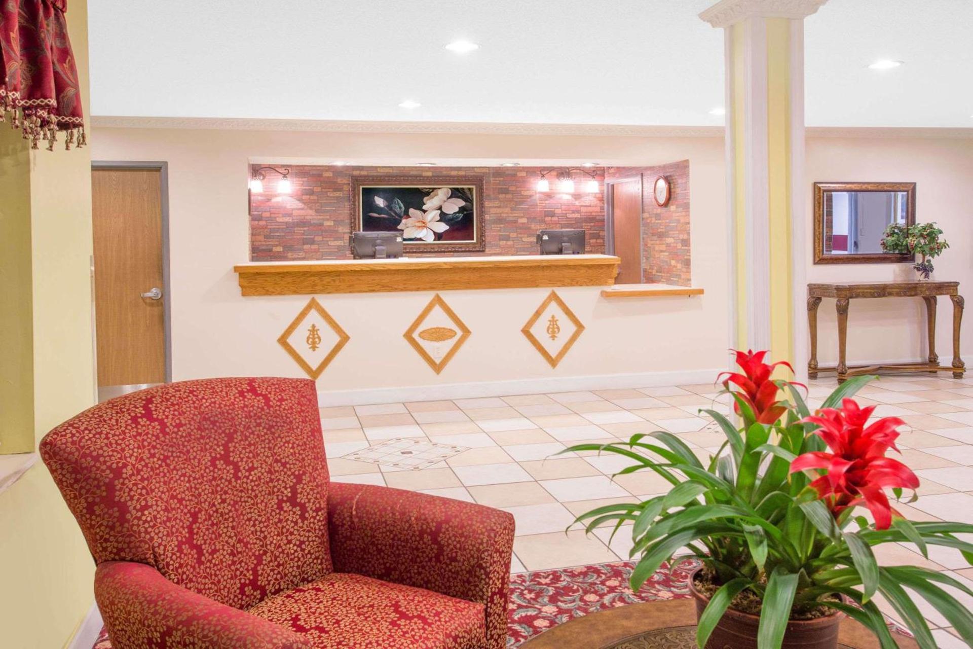 Days Inn by Wyndham Lake Village photo 2