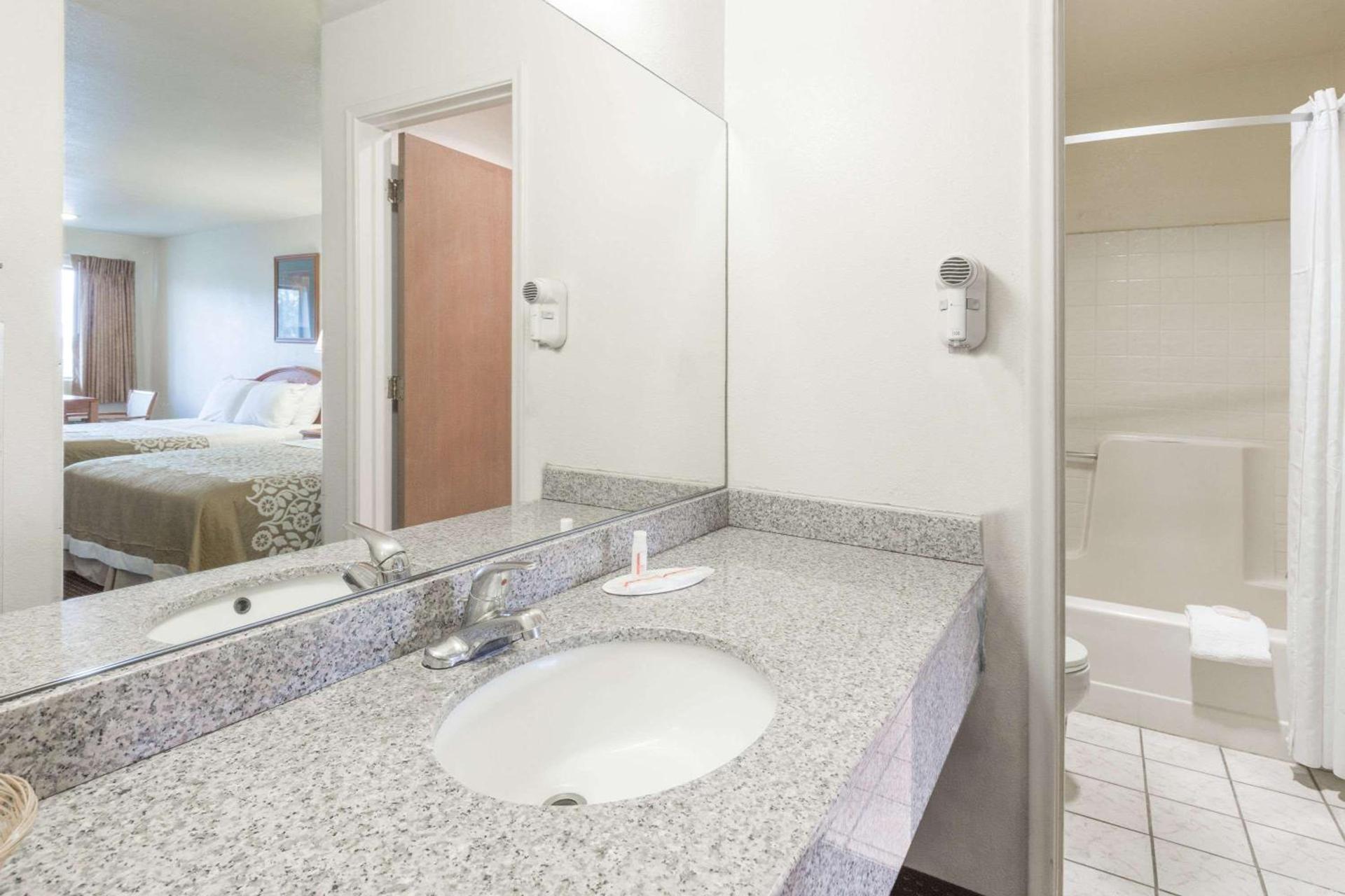 Days Inn by Wyndham Willcox photo 13