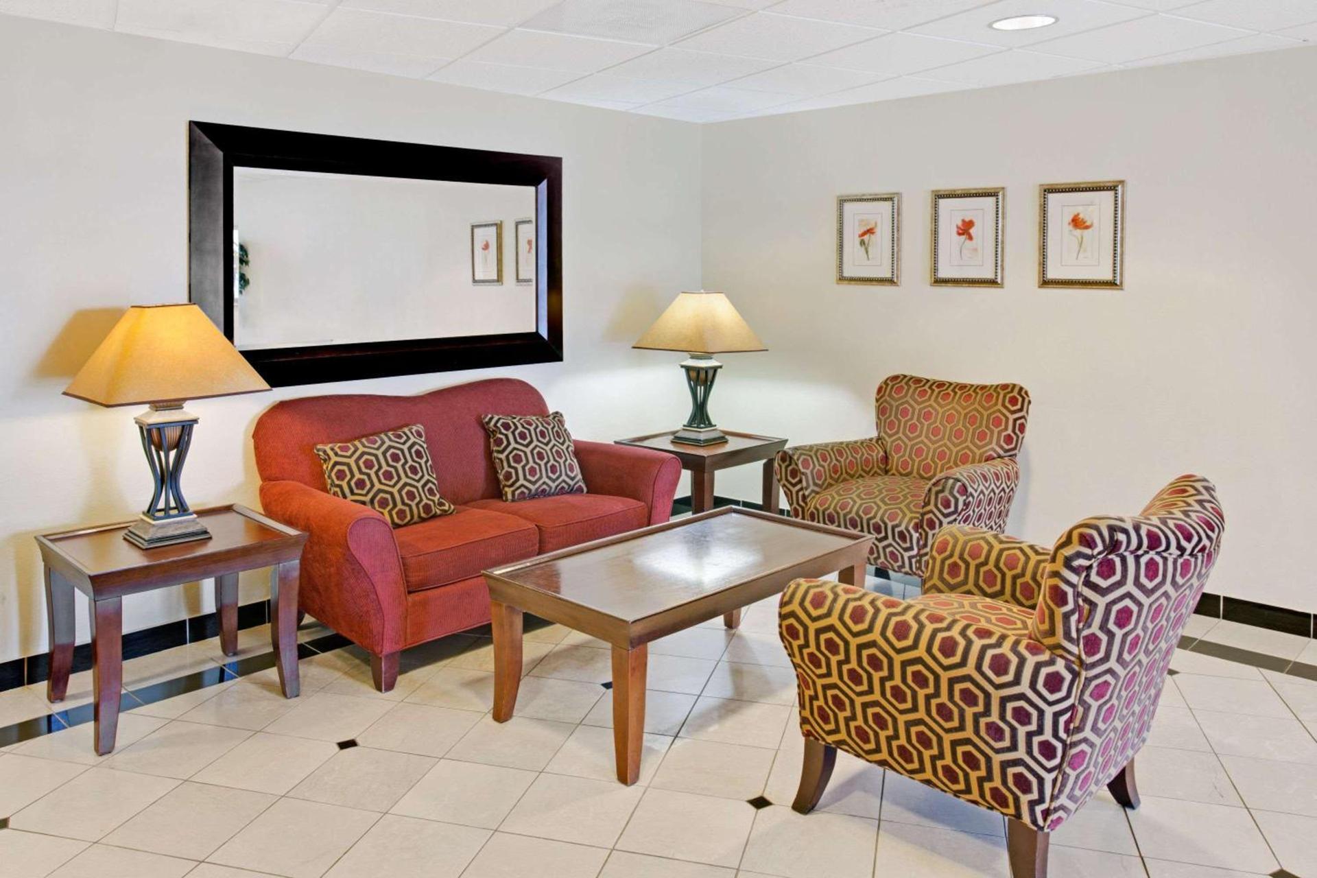 Days Inn & Suites by Wyndham Laurel Near Fort Meade photo 2