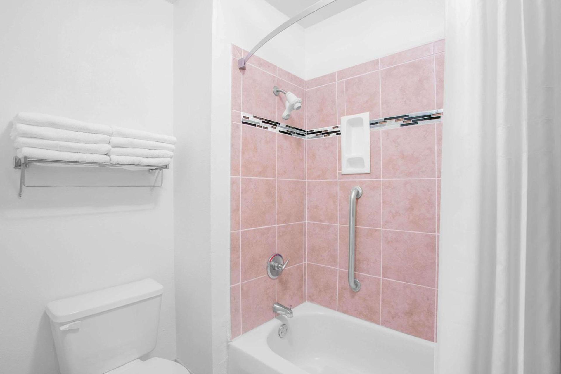 Days Inn by Wyndham Lake Village photo 13
