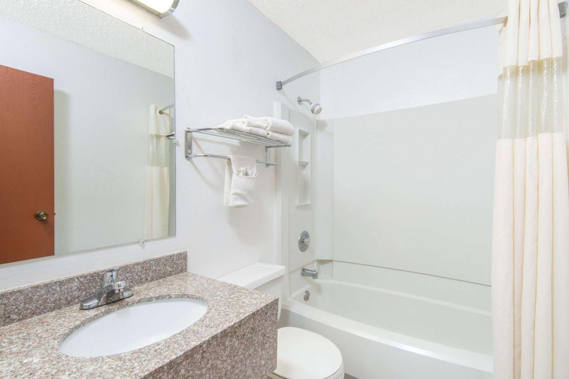 Days Inn by Wyndham Great Bend photo 13