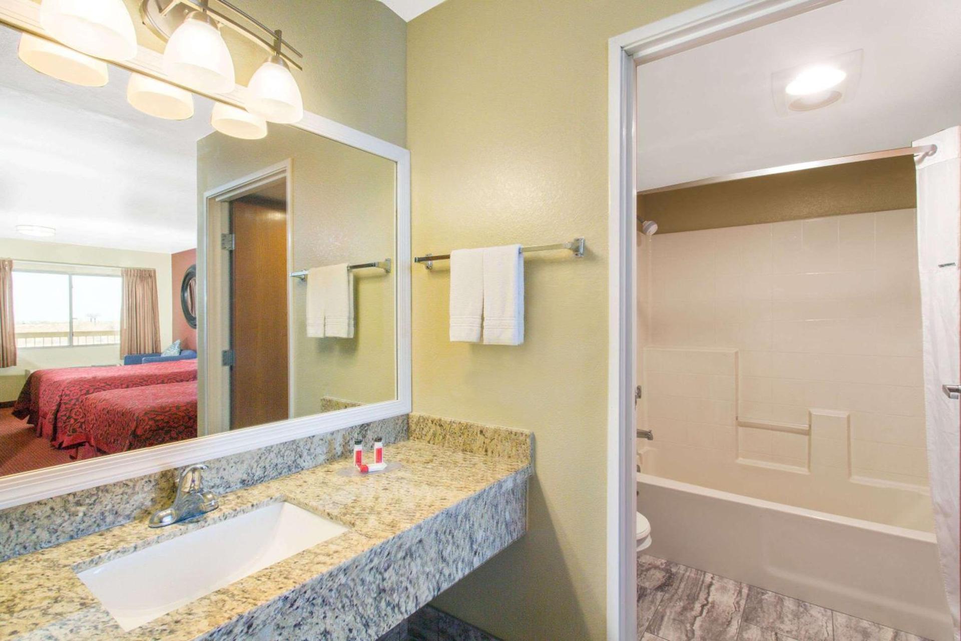 Days Inn by Wyndham Buckeye photo 8