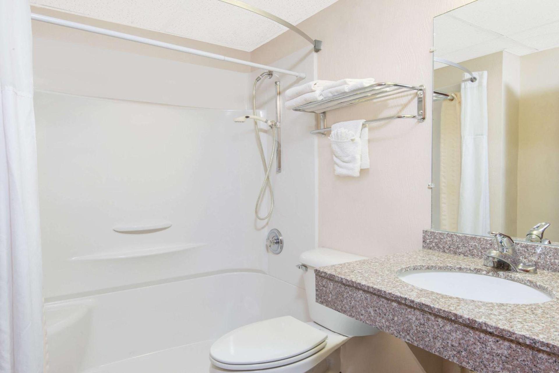 Days Inn by Wyndham Great Bend photo 14