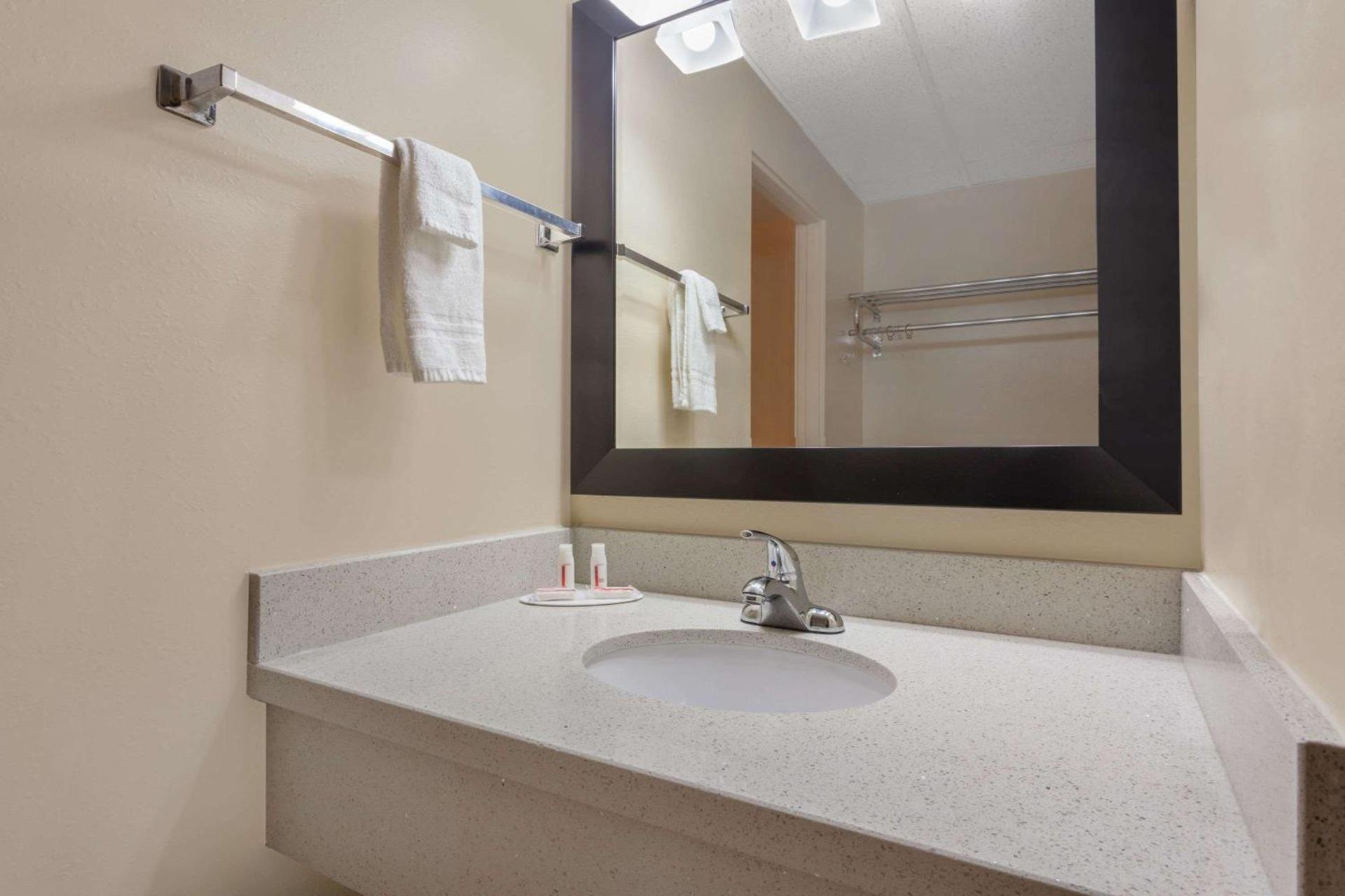 Days Inn by Wyndham Yakima photo 6