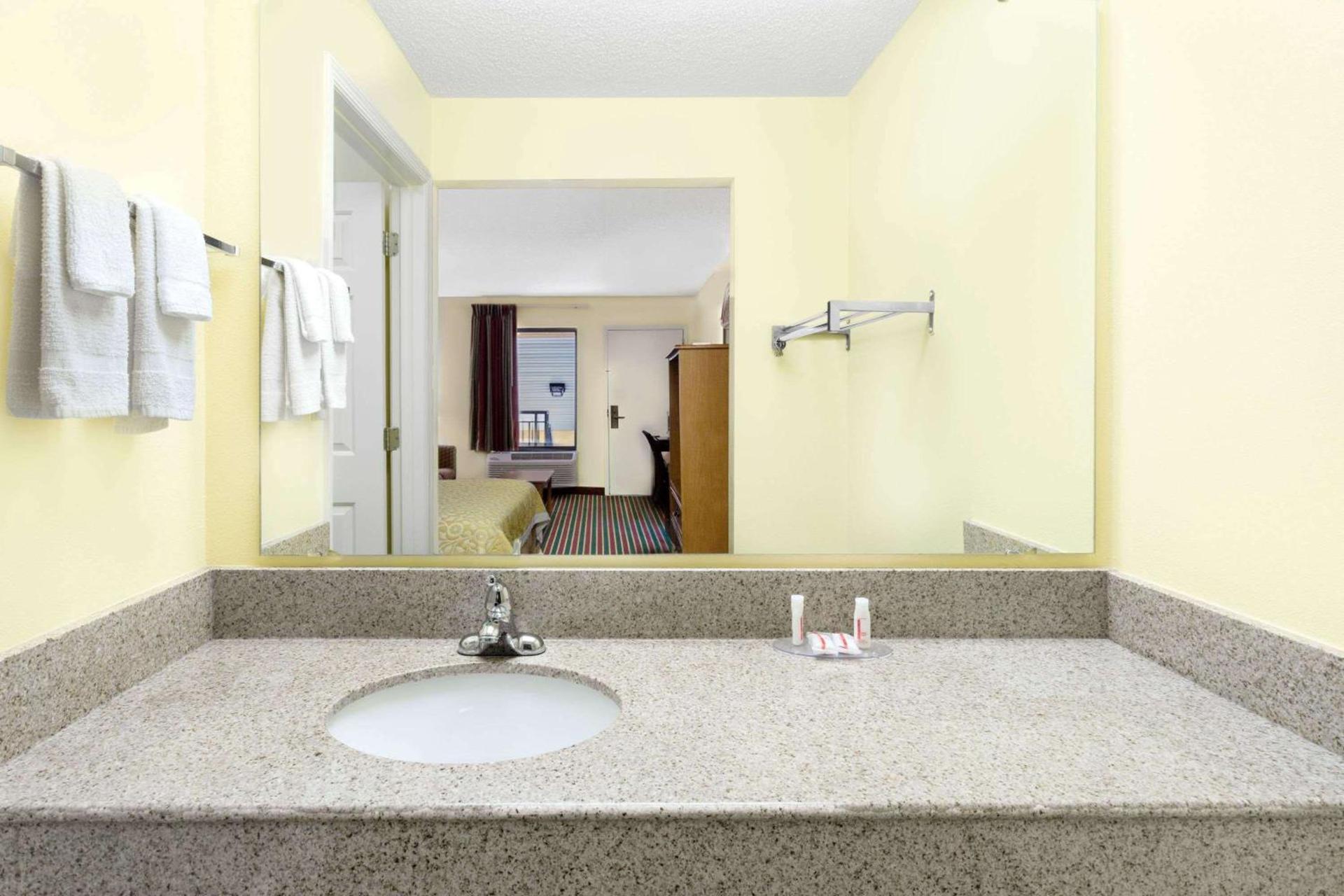Days Inn by Wyndham Biscoe photo 16