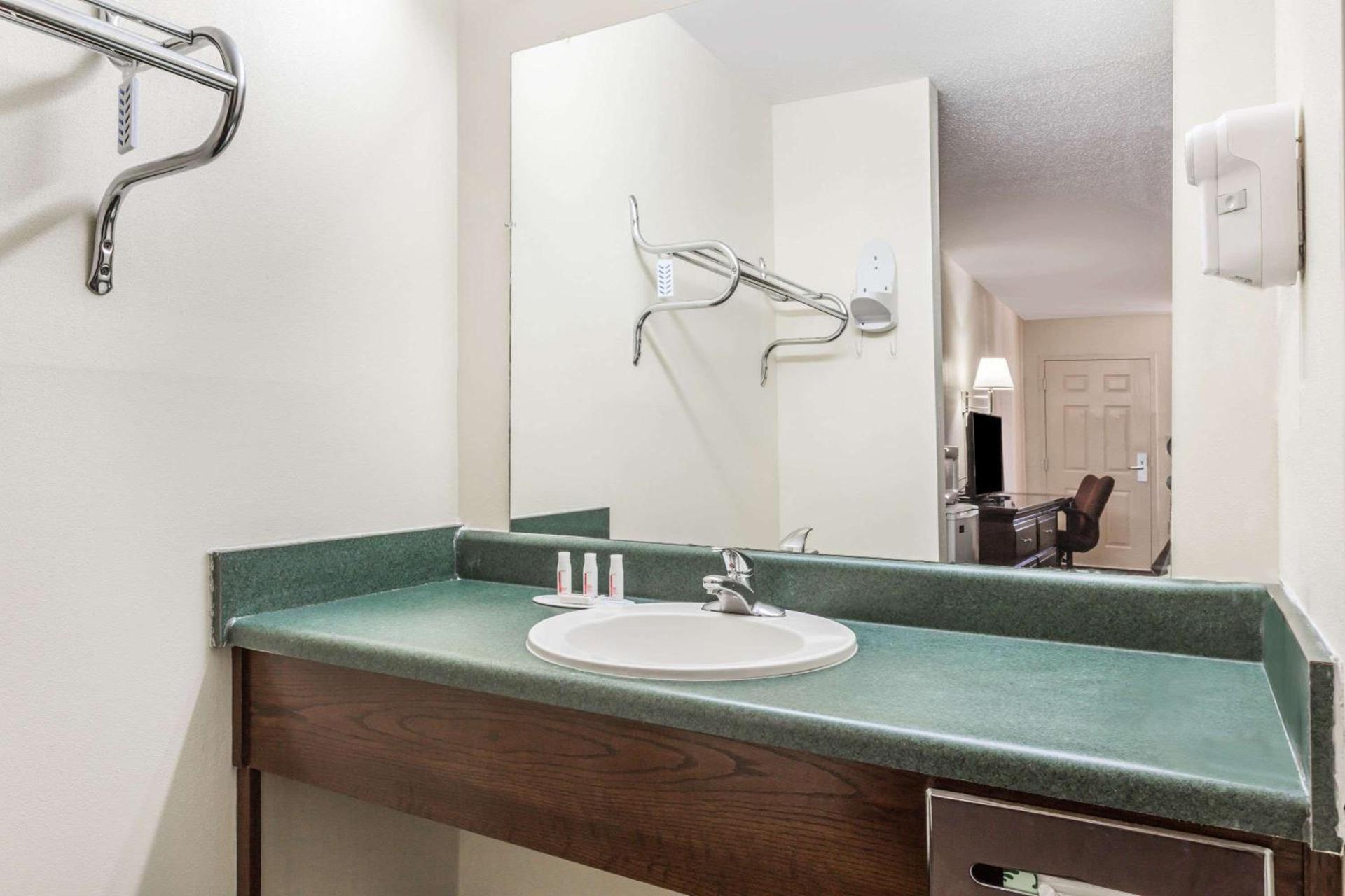 Days Inn by Wyndham Royston photo 9