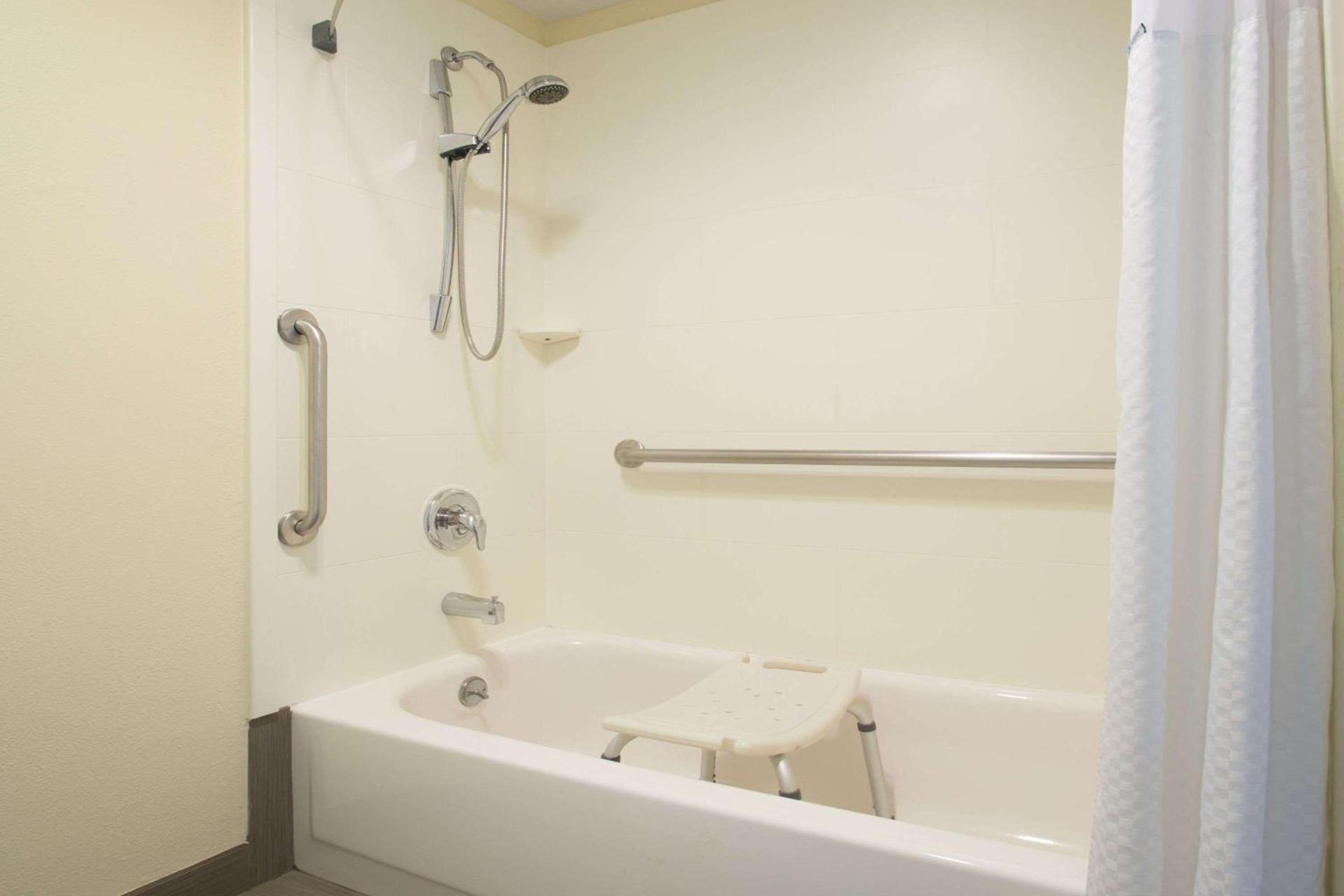 Days Inn by Wyndham Yakima photo 8
