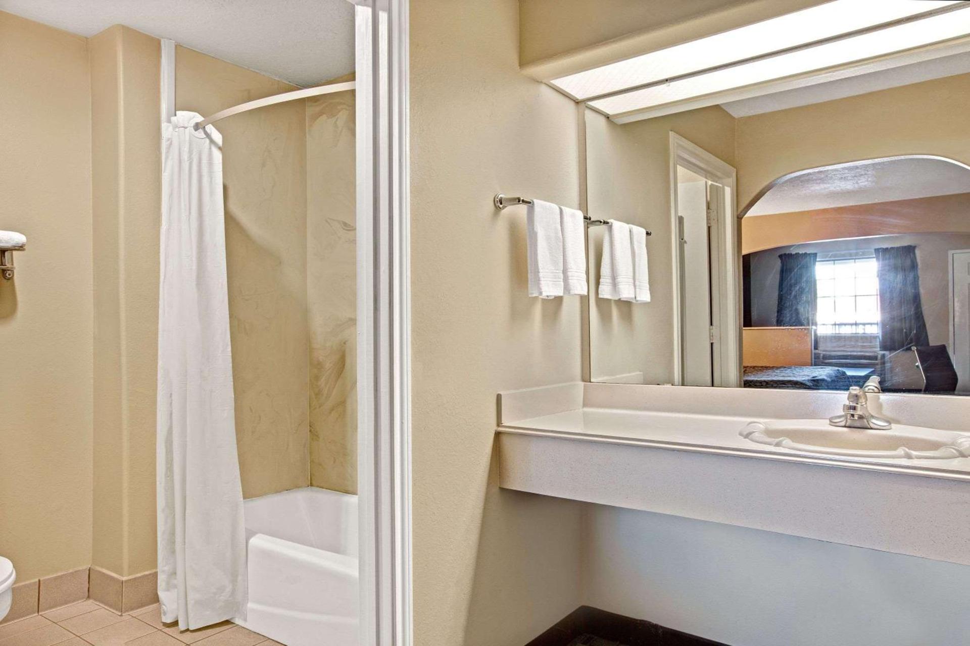 Days Inn & Suites by Wyndham Houston North - Spring photo 4