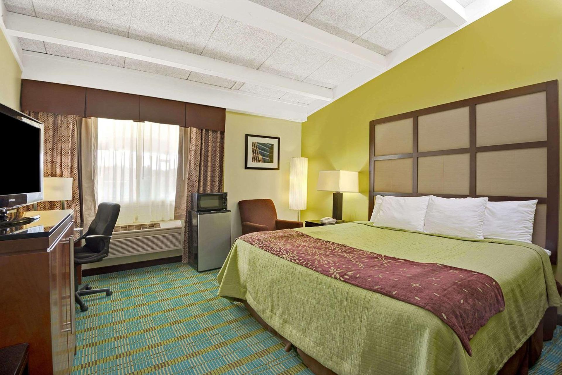 Days Inn by Wyndham Southington photo 7