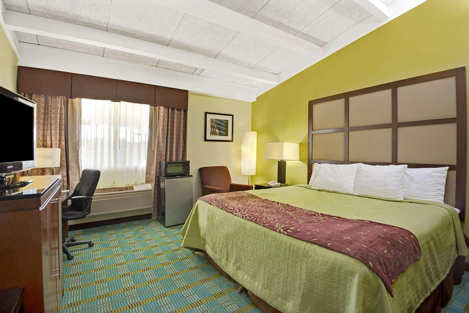 Days Inn by Wyndham Southington photo 9