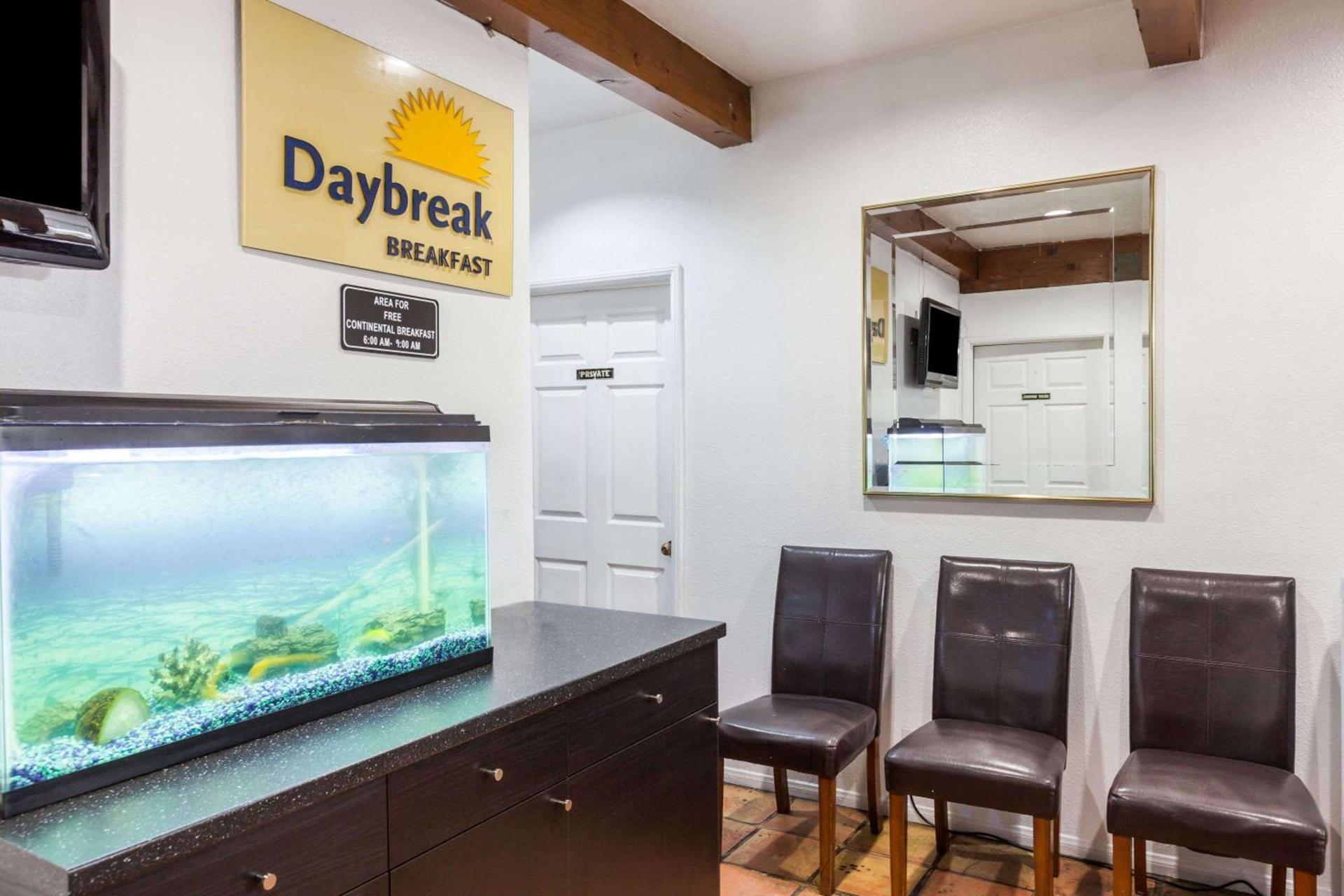 Days Inn by Wyndham Castaic Six Flags Magic Mountain photo 3