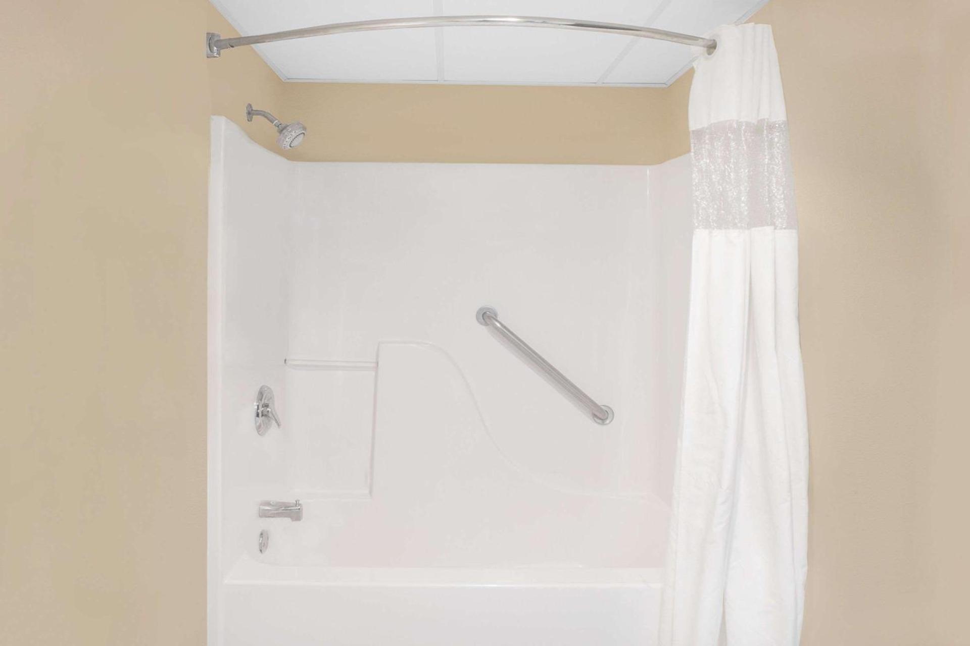 Days Inn by Wyndham Fayetteville photo 7