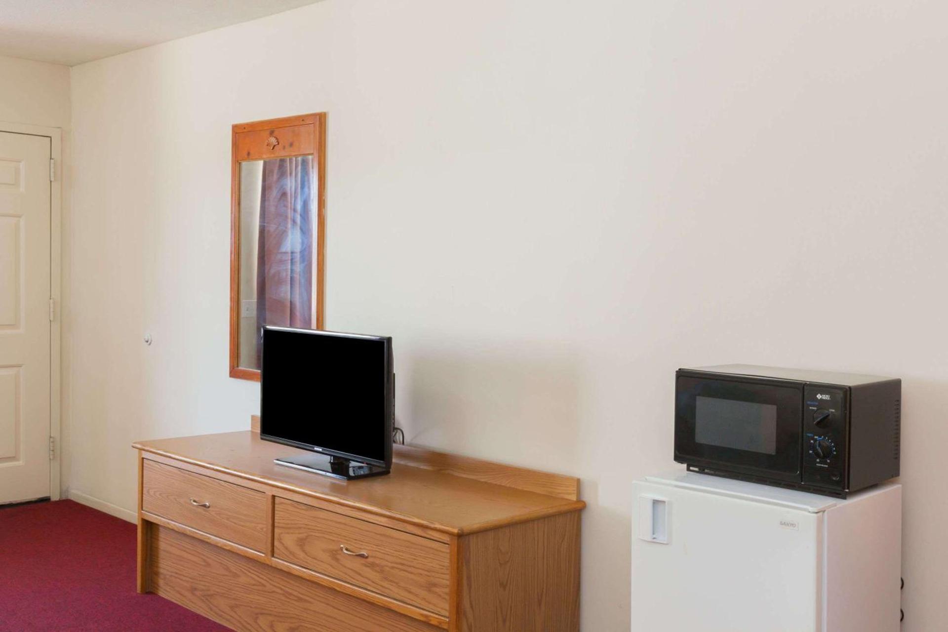Days Inn by Wyndham Castaic Six Flags Magic Mountain photo 9