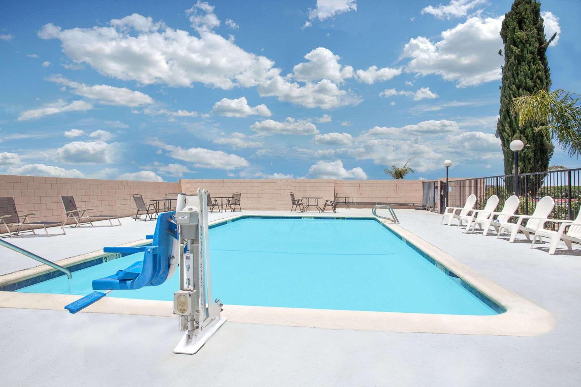 Days Inn by Wyndham Lost Hills photo 3