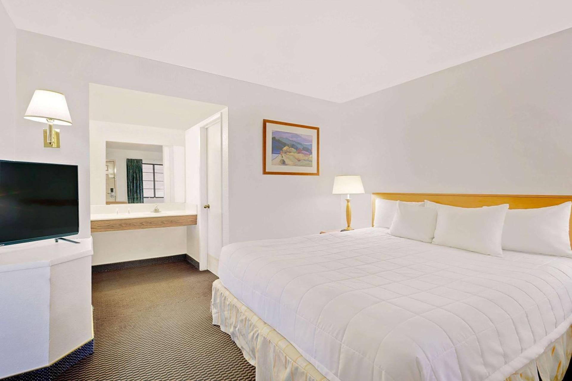 Days Inn & Suites by Wyndham Needles photo 11