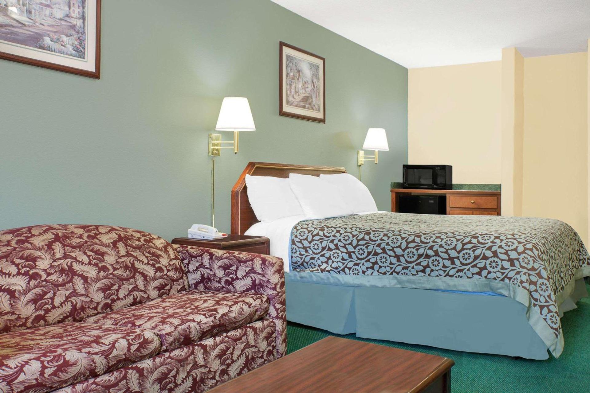 Days Inn by Wyndham Lincoln photo 7