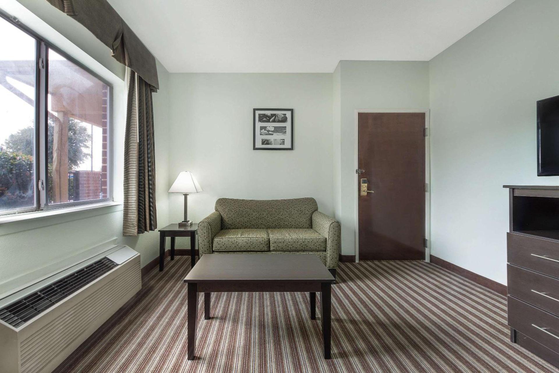 Days Inn & Suites by Wyndham Dallas photo 13