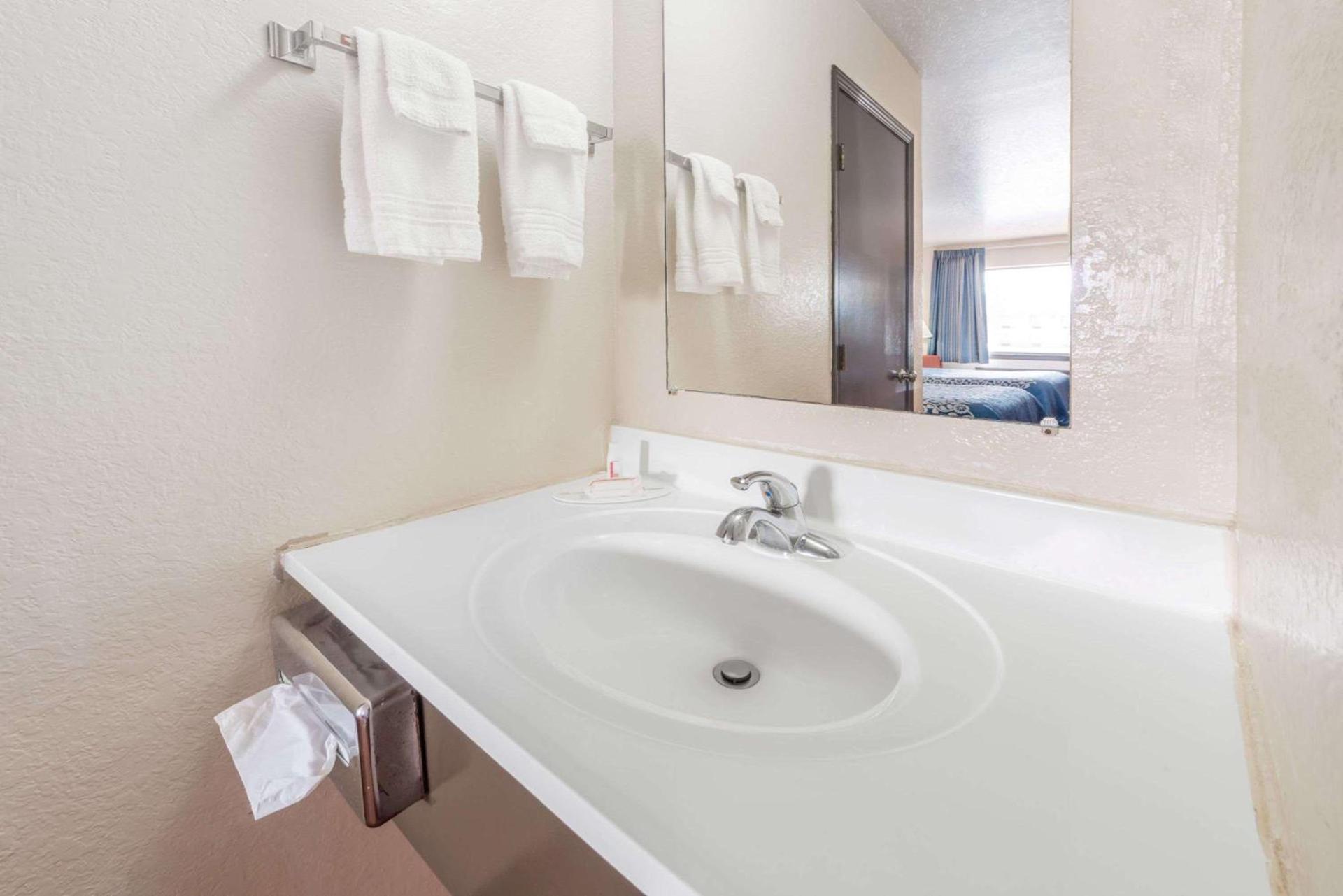 Days Inn by Wyndham Russell photo 7