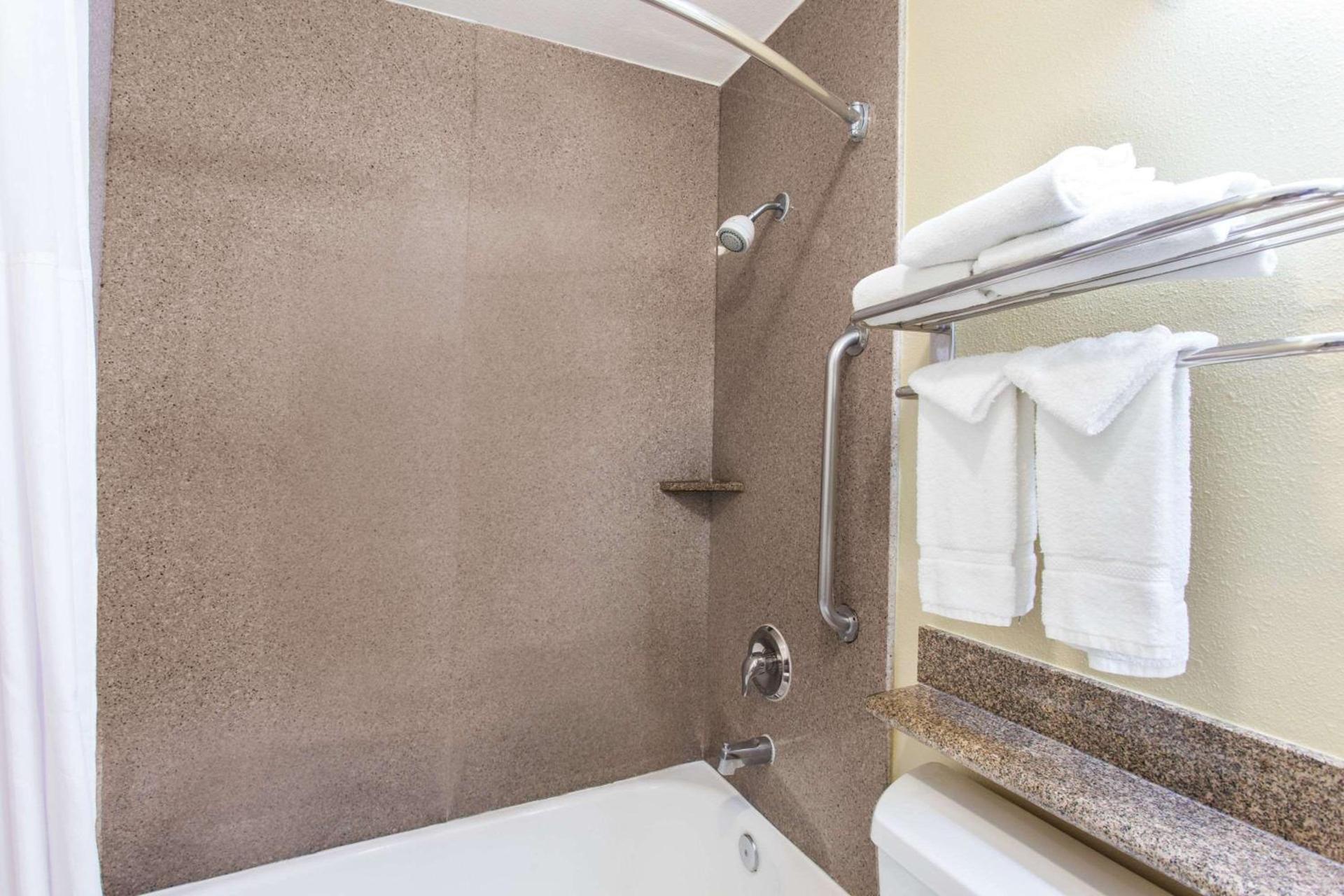 Days Inn by Wyndham Carlsbad photo 9