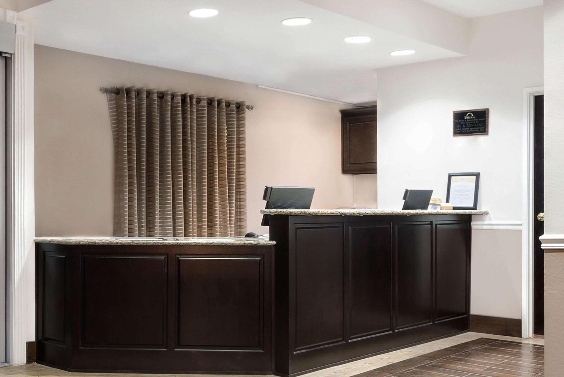 Days Inn & Suites by Wyndham Dallas photo 2