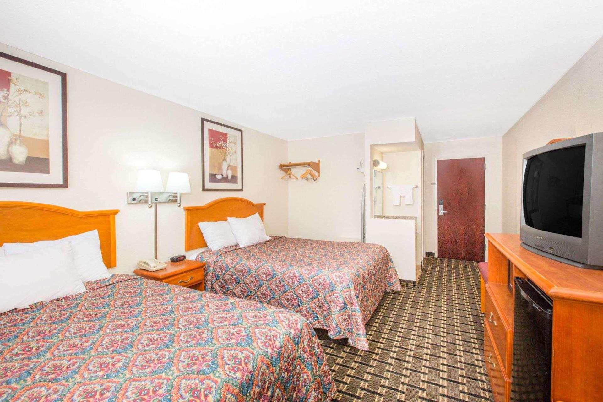 Days Inn by Wyndham Effingham photo 18