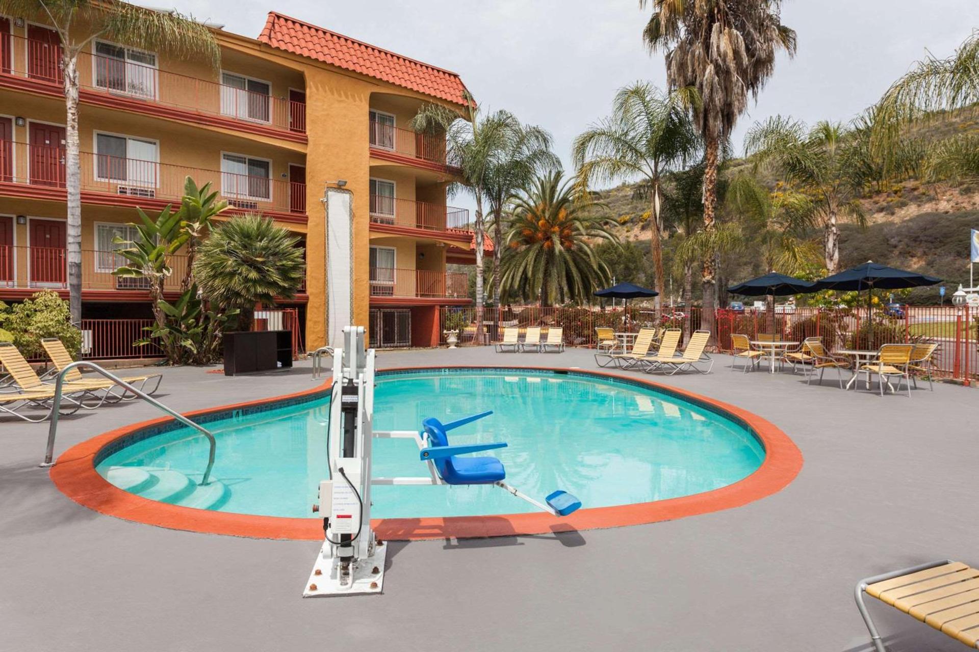 Days Inn by Wyndham Mission Valley-SDSU photo 2
