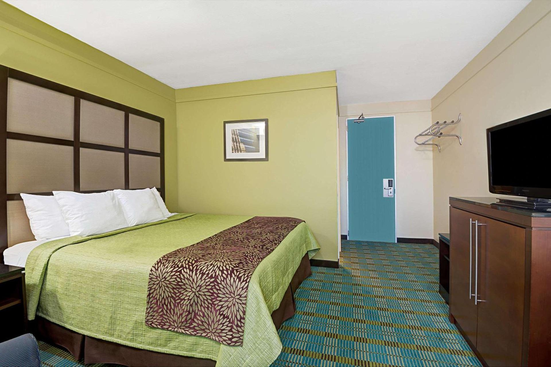 Days Inn by Wyndham Southington photo 10