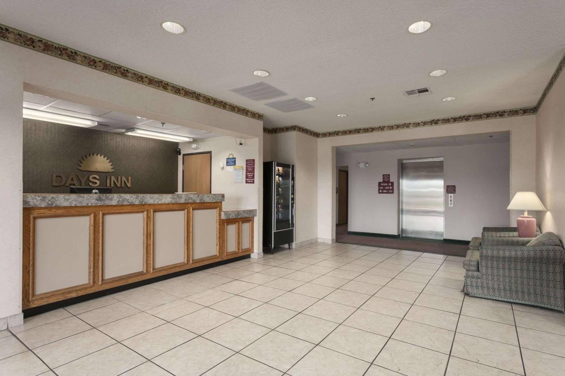 Days Inn by Wyndham Jefferson City photo 2